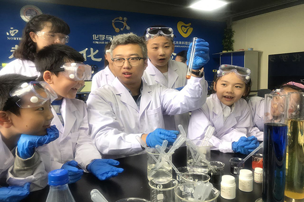 新华小记者体验趣味化学实验室