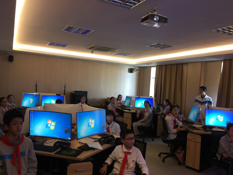 华南理工学院虚拟现实教学实验室迎来首批中学生参观体验