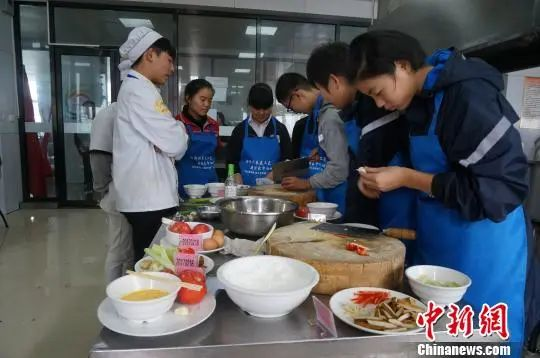 资料图：郑州初中生参加校园技能比武大赛中式烹饪项目决赛。